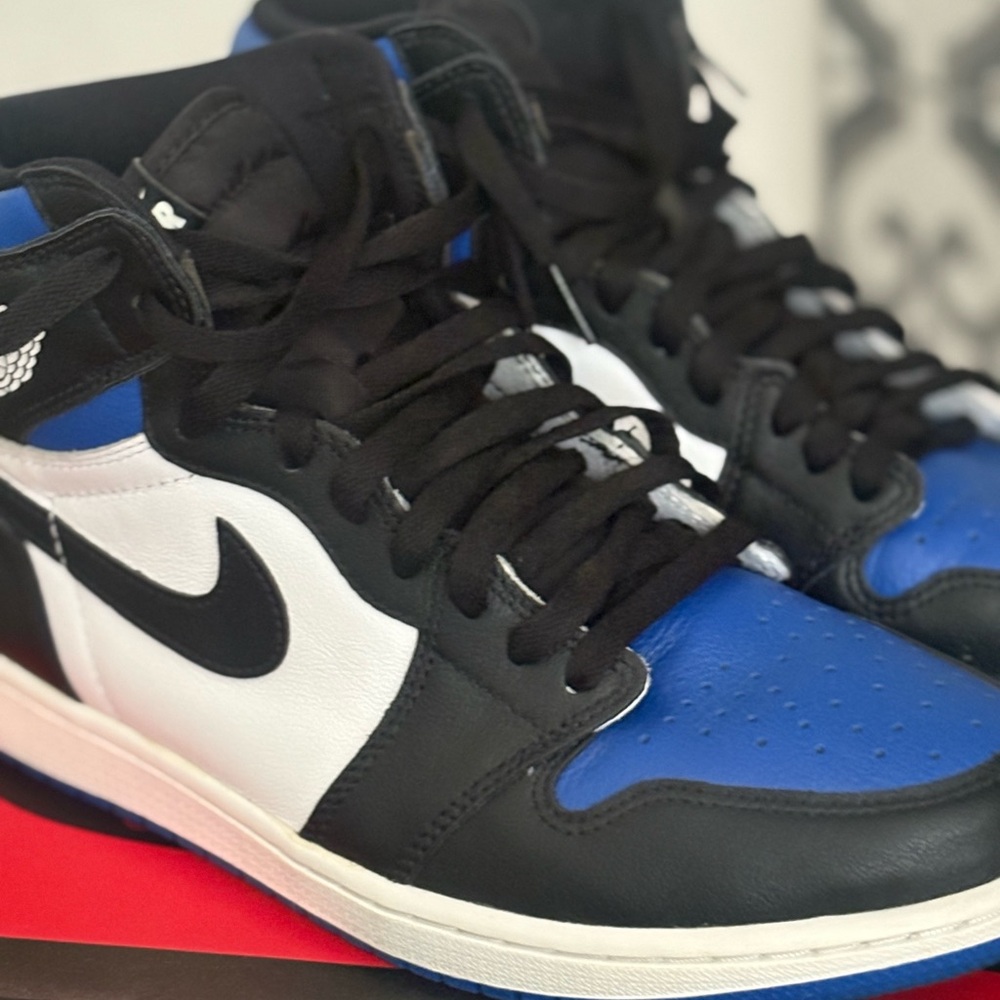Nike Men's Black, White, and Blue Sneakers